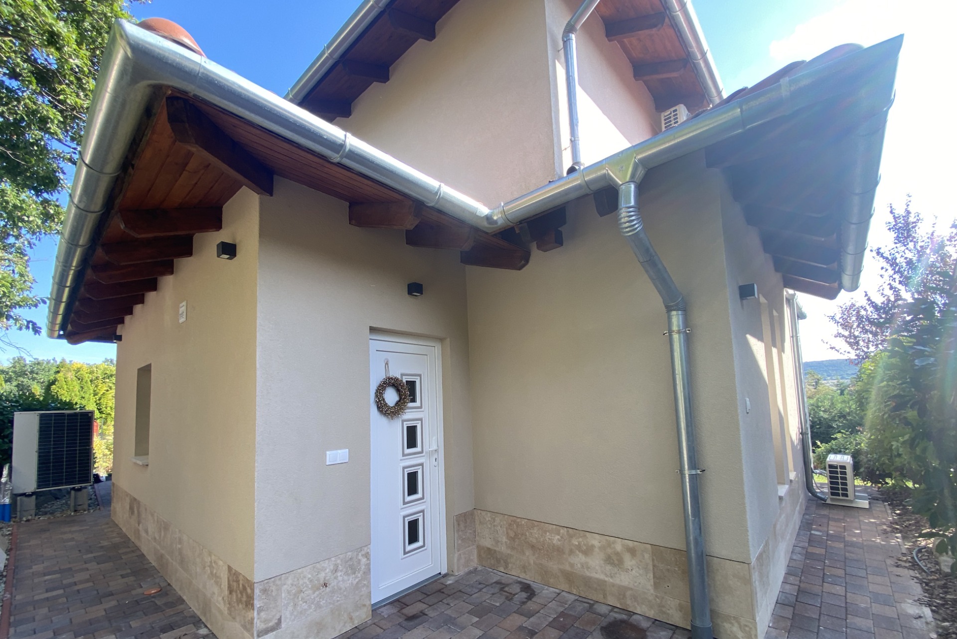 Szentendre - generálkivitelezésben bővítés, belső felújítás, térkövezés, teraszépítés, kerítés